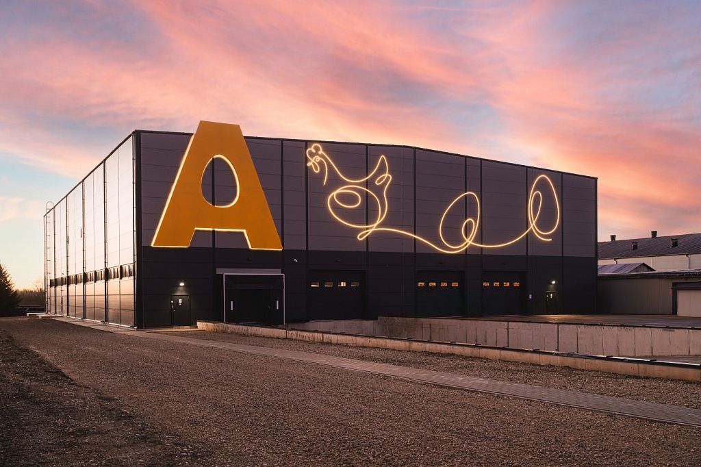 Novērsti četri nelikumīgas iekļūšanas mēģinājumi Alūksnes putnu fermā, tostarp ar droniem