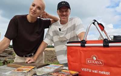 Kristīne Virsnīte un viņas vīrs Kaspars dalās ģimenē pārbaudītos knifos vistas stilbiņu pagatavošanā