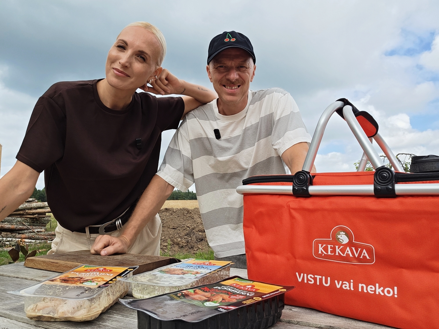 Kristīne Virsnīte un viņas vīrs Kaspars dalās ģimenē pārbaudītos knifos vistas stilbiņu pagatavošanā